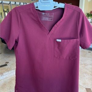 FIGS Women’s Catarina Scrub Top Medium in Burgundy